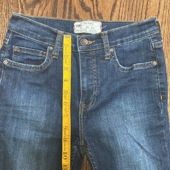 Free People Skinny Women’s Distressed Jeans in Blue Wash. size 25 - Picture 9 of 11
